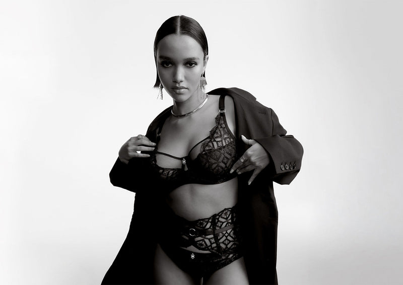 Comment laver sa lingerie noire sans la décolorer : conseils pour préserver l’éclat du noir